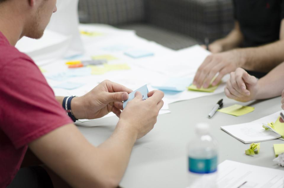 Atelier de travail avec des post-it sur une table